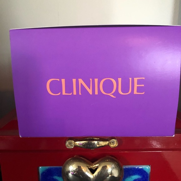 💥SOLD💥BNIB CLINIQUE Gift Box 📦 - Picture 4 of 8